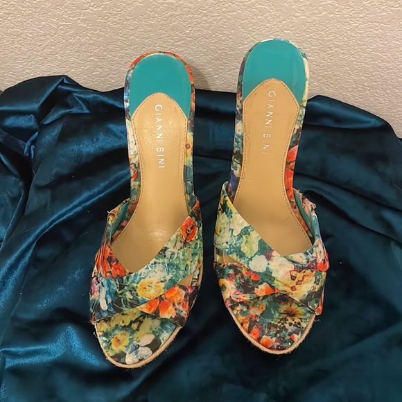 Size 9 Gianni Bini multicolored floral wedges - Picture 1 of 3